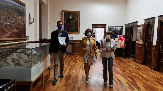 Ramón Fuentes, Emma Buj y Rocío Féliz se disponen a informar sobre la revisión de ordenanzas.