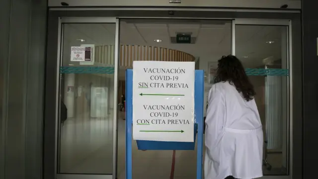 Este jueves por la mañana Aragón ha estrenado la modalidad de vacunación sin cita previa. La prueba ha tenido lugar en el centro de salud Actur Norte, y hasta allí se han acercado personas que por diversas razones no se habían vacunado hasta ahora.