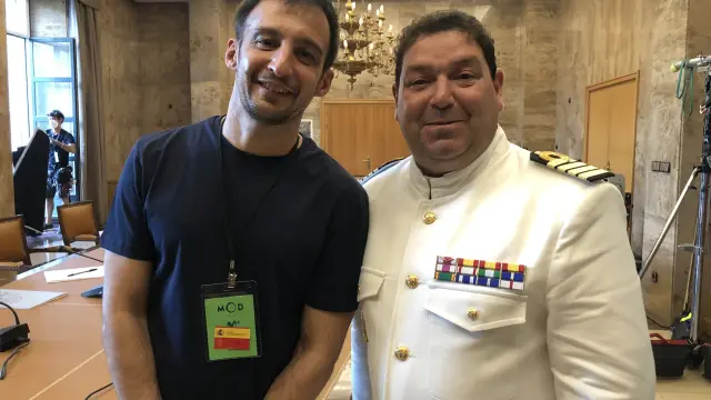 Jorge Asín (derecha), como comandante de la Marina, junto a Alejandro Amenábar en el rodaje de 'La fortuna'.