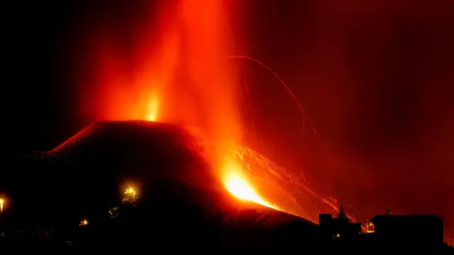 Lava and smoke rise from an erupting volcano in the Cumbre Vieja national park at Los Llanos de Aridane, on the Canary Island of La Palma, Spain, September 25, 2021. REUTERS/Marco Trujillo[[[REUTERS VOCENTO]]] SPAIN-VOLCANO/