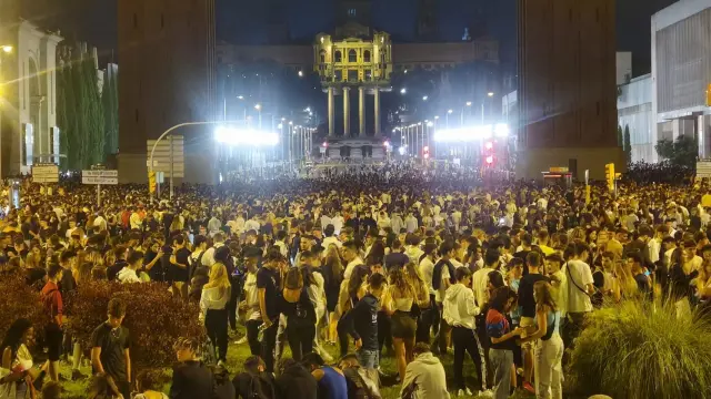 Miles de jóvenes en un macrobotellón en Barcelona