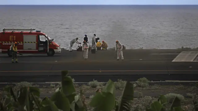 Operarios limpian de cenizas una pista del aeropuerto de La Palma,