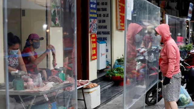 Una mujer, de compras en un mercado de Hanoi en Vietnam VIETNAM PANDEMIC CORONAVIRUS COVID19