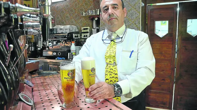 Juan José Pérez, con varias cervezas tiradas de barril y de botellín
