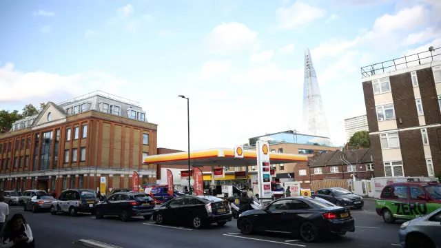 Colas de coches en una gasolinera en Londres