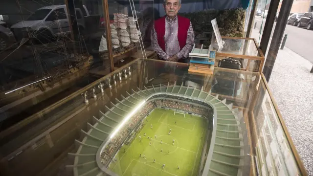 Evelio Gracia, junto a la maqueta de estadio del Parque de los Príncipes, que elaboró para recrear el gol de Nayim.
