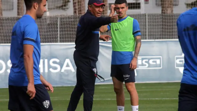 Nacho Ambriz da instrucciones a Joaquín Muñoz en un entrenamiento.