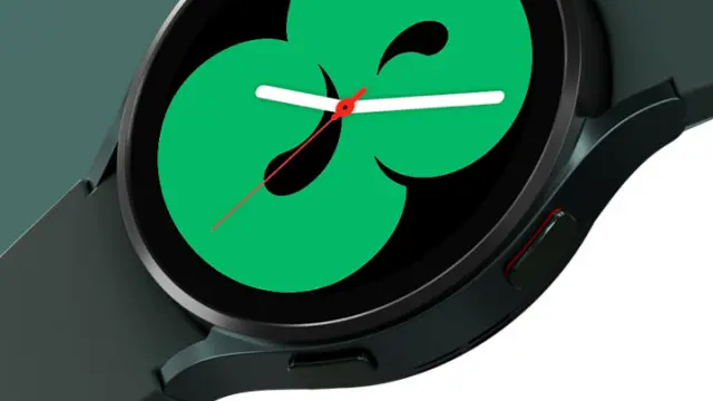 La versión normal del Watch 4 es más moderna, sencilla y futurista. El color verde de la correa de plástico le sienta muy bien.