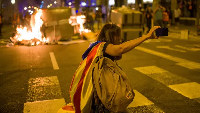 Una manifestante, el pasado domingo, en las calles de Barcelona.