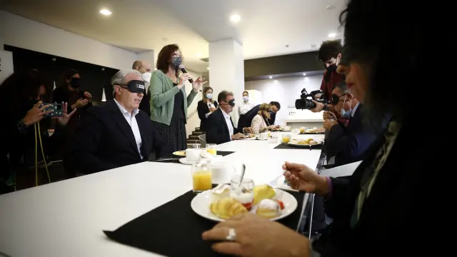 Un desayuno a ciegas abre las actividades de la Semana de la ONCE en Aragón