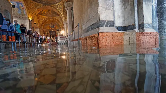 Inundaciones dentro de la basílica de San Marco ITALY WEATHER VENICE