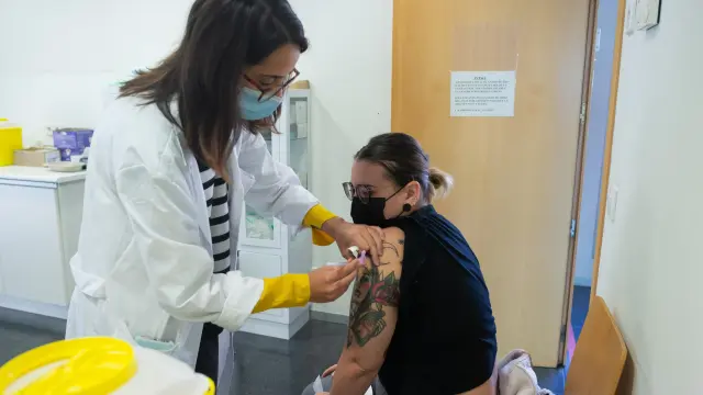 La enfermera Lucía Largo administra la vacuna a Lucía Espada, de 24 años.