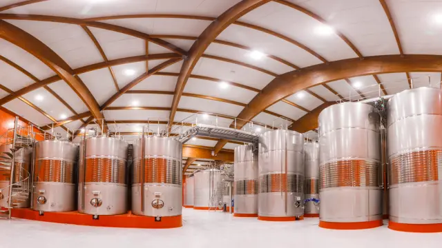 Alberga 132 depósitos de acero inoxidable con una capacidad para más de 9 millones de litros de vino