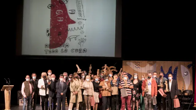 Foto de familia de los participantes en la gala aniversario de Arcadia Huesca al final de los actos en el Teatro Olimpia.