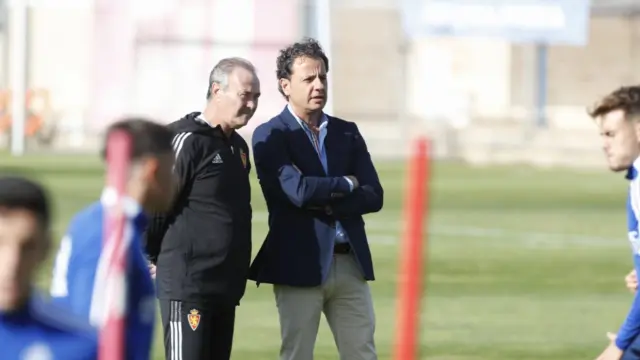 Juan Ignacio Martínez 'Jim', el entrenador del Real Zaragoza, charla con el jefe médico del club, Ireneo de los Mártires, al inicio del entrenamiento de este miércoles.