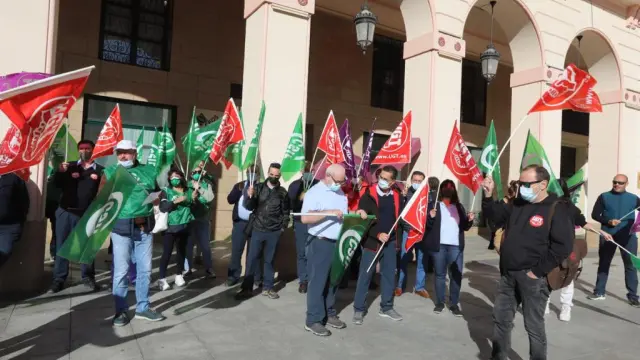 Protesta de los trabajadores del sector de transporte de viajeros por carretera en Huesca.