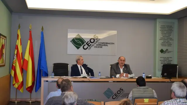 Salvador Cored, director general, y Fernando Luna, presidente, en la primera reunión presencial de la Junta Directiva de la CEOS tras el inicio de la pandemia.
