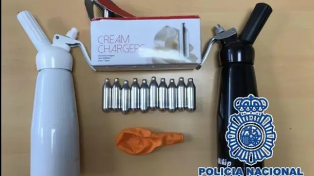 Varios cartuchos de óxido nitroso y dos hinchadores incautados por la Policía en Málaga.