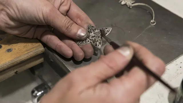 Fabricación artesana de joyas pilaristas, en Zaragoza.
