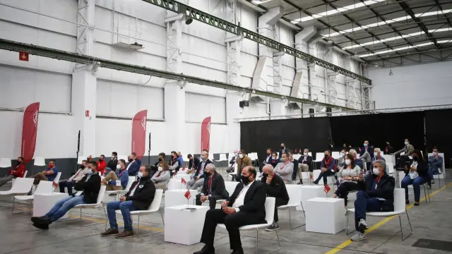 Responsables de 165 empresas han participado en el evento logístico organizado por Serma para presentar las nuevas carretillas eléctricas de Linde.