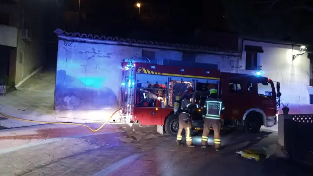 Bomberos de la DPH atendiendo el incendio de Castejón del Puente.