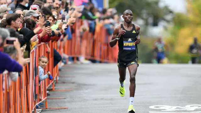 El keniano Benson Kipruto gana el Maratón de Boston