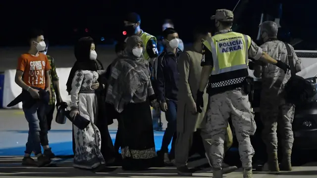 Recibimiento al segundo avión con refugiados afganos procedente de Islamabad