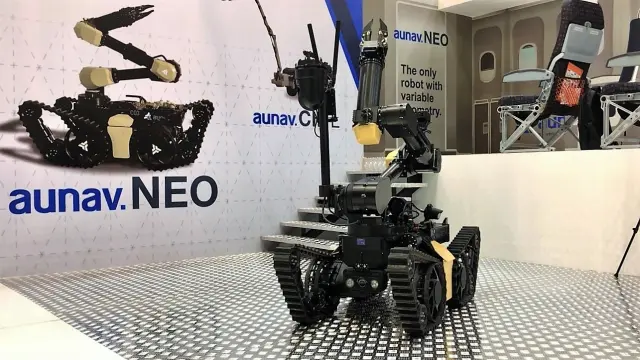 El robot aunav.Neo en su expositor de Idex 2021.