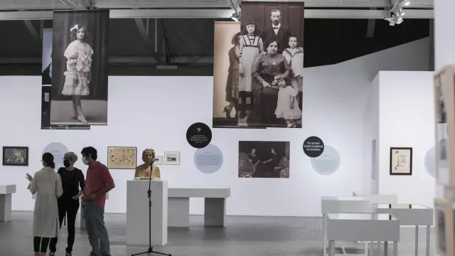 Una visión general del montaje de la cuidada exposición temática de Pilar Bayona, pianista.