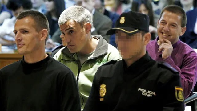 El preso de ETA, Igor Portu, a la izquierda, autor del atentado de T4 en 2006, ha sido trasladado de la cárcel de Daroca a la dee Pamplona.