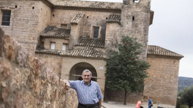 José María Cabrero, frente a la iglesia de San Miguel del Alquézar