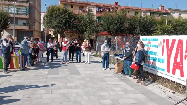 Concentración de los vecinos del Perpetuo Socorro, Santo Domingo y Casco Viejo para reclamar un nuevo centro de salud en Huesca.
