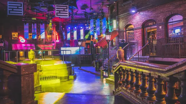 La emblemática discoteca Florida 135 de Fraga recrea en su interior una calle del Bronx de Nueva York.