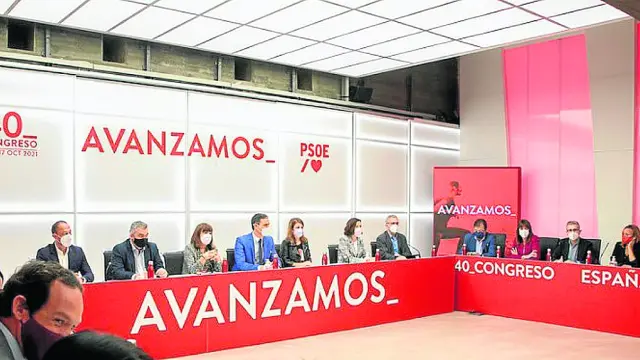 Mayte Pérez, la primera a la derecha, en la primera reunión de la Ejecutiva federal.