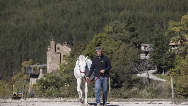 Eric Martín, con su caballo Morris, en el Centro Ecuestre del Pirineo situado en Villanovilla.