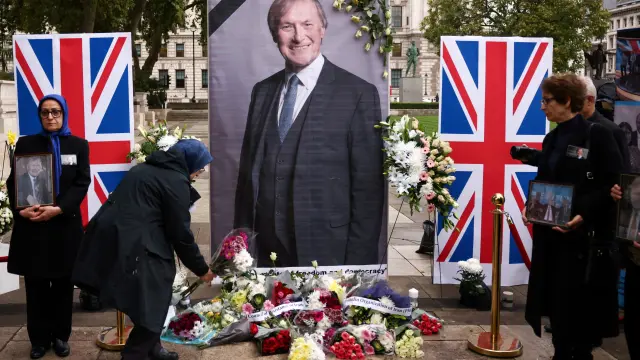 Homenaje al diputado conservador David Amess, en las calles de Londres.