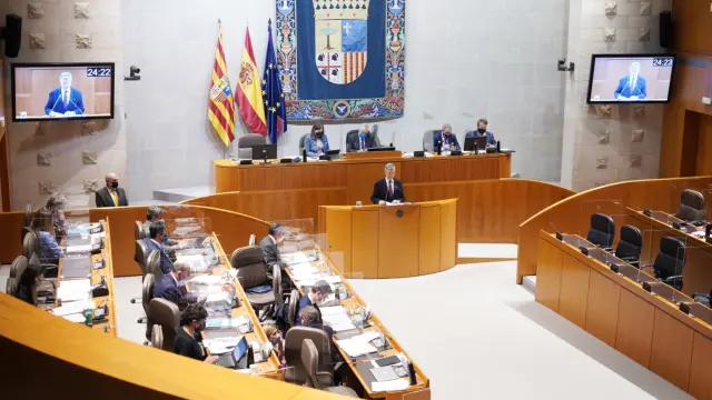 Peña, ayer durante su comparecencia en el pleno de las Cortes de Aragón