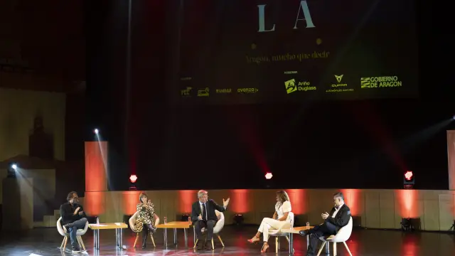 Carlos Pauner, Marisol Aznar, Isabel Macías y Gervasio Sánchez participaron en una charla con Mikel Iturbe.