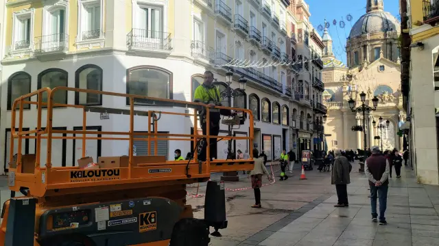 Instalación de las luces de navidad en la calle Alfonso I, esta mañana.