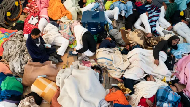 Migrantes a bordo del barco de rescate español Aita Mari