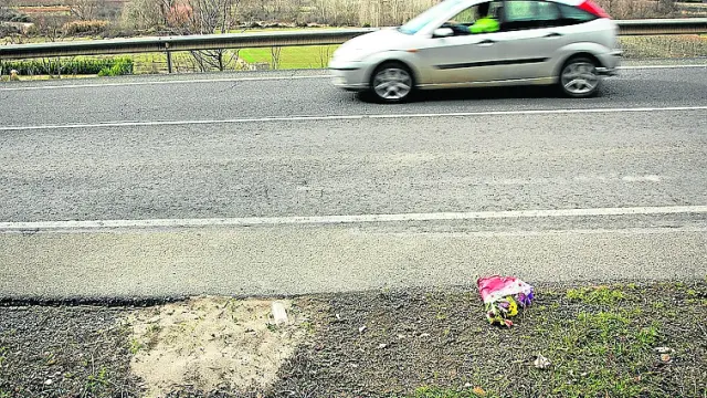 Los amigos de la víctima depositaron este ramo de flores en el lugar donde se halló su cadáver.