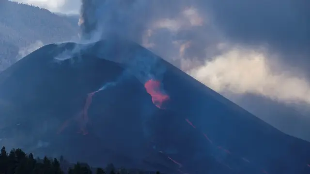El domingo por la tarde se abrió una nueva boca del volcán que a primera hora de este lunes ha provocado un derrumbe en la zona.