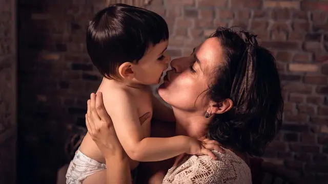 Una imagen de Anabel Hernández y su segundo hijo, Xoel, que nació en junio de 2020.