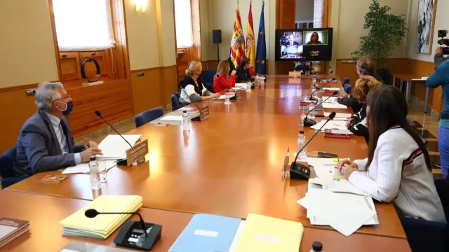 Consejo de Gobierno para aprobar el techo de gasto con Javier Lambán y Mayte Pérez desde sus casas