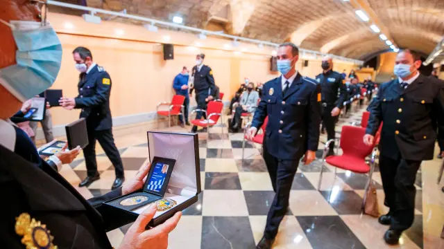 Policías locales de Aragón tendrán un carné con chip para operar de forma anónima