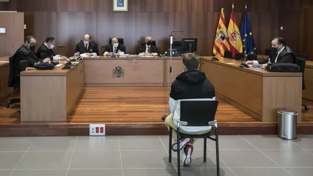 El acusado de los abusos sexuales frente al tribunal de la Audiencia de Zaragoza esta mañana.
