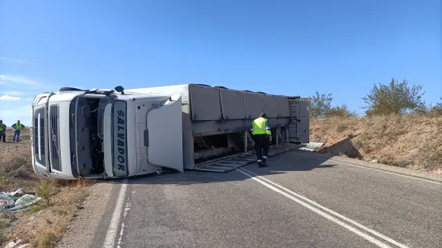 El camión ha quedado cruzado en la calzada, cortando la carretera.