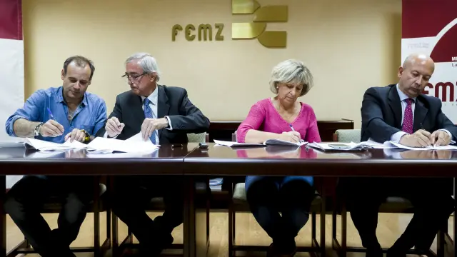 Juan Arcéiz, de UGT, Javier Ferrer, de FEMZ; Ana Sánchez, de CC. OO. y Carmelo Pérez, de FEMZ. Imagen de archivo