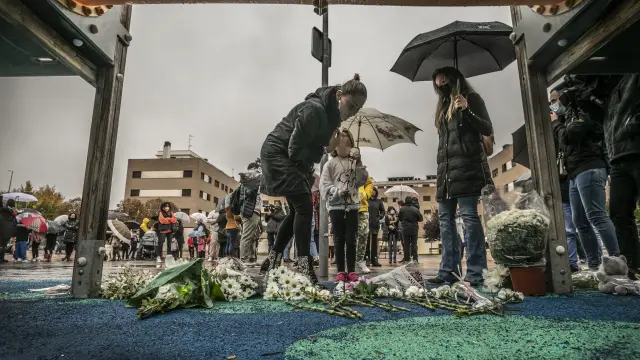 Varias personas colocan flores en memoria del niño asesinado, en el parque Entre Ríos de Lardero.