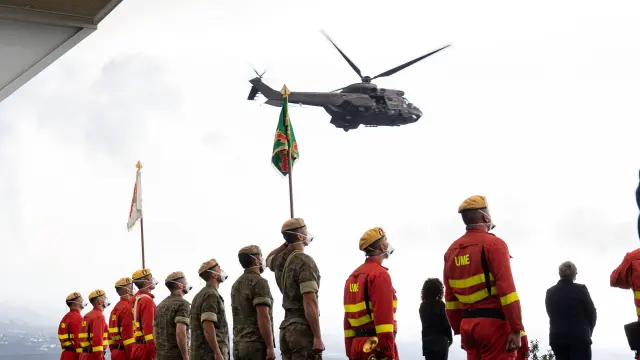 Militares observan el helicóptero que ha sobrevolado La Palma por Todos los Santos.